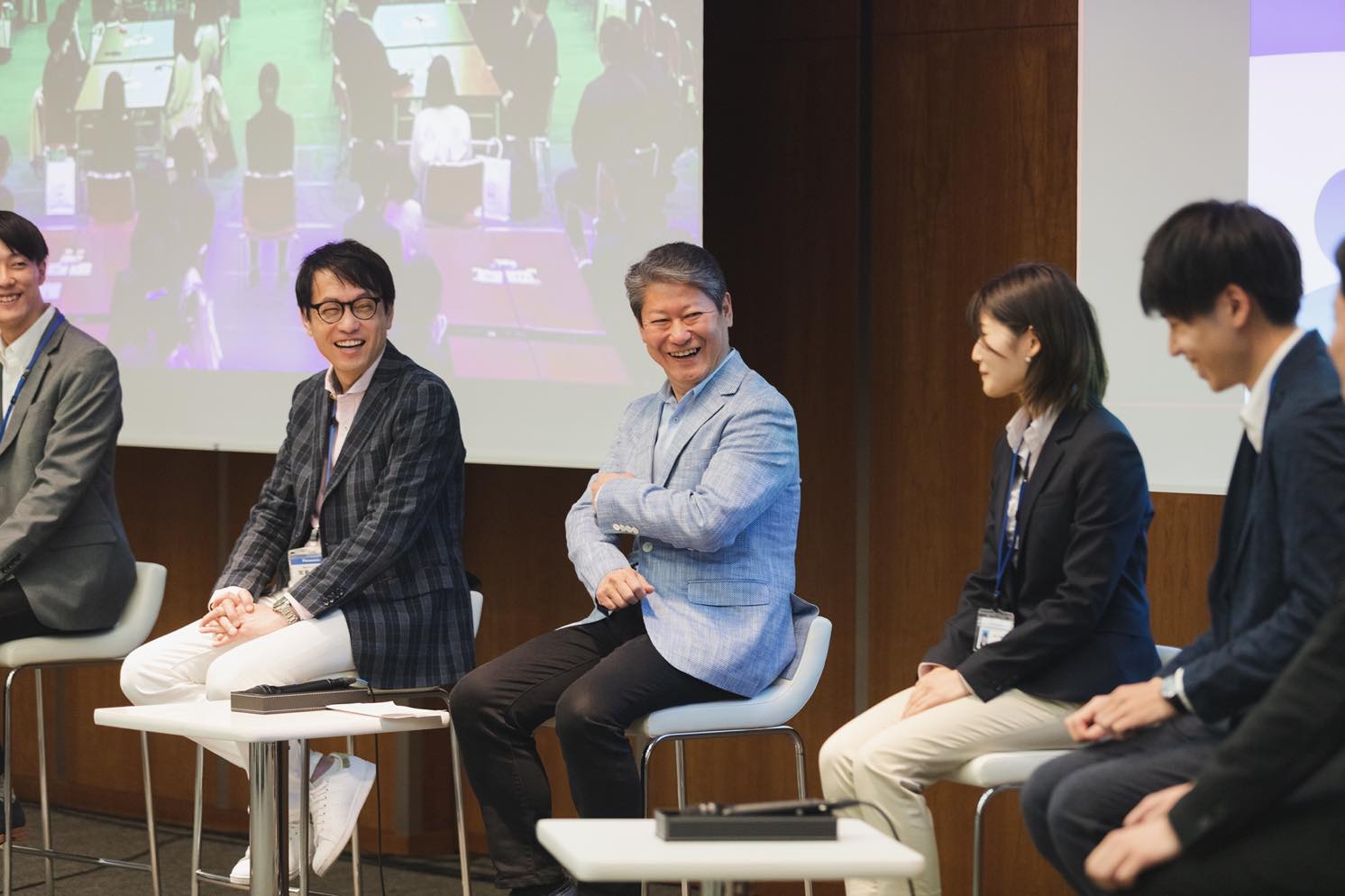 品田氏と新入社員たちの写真
