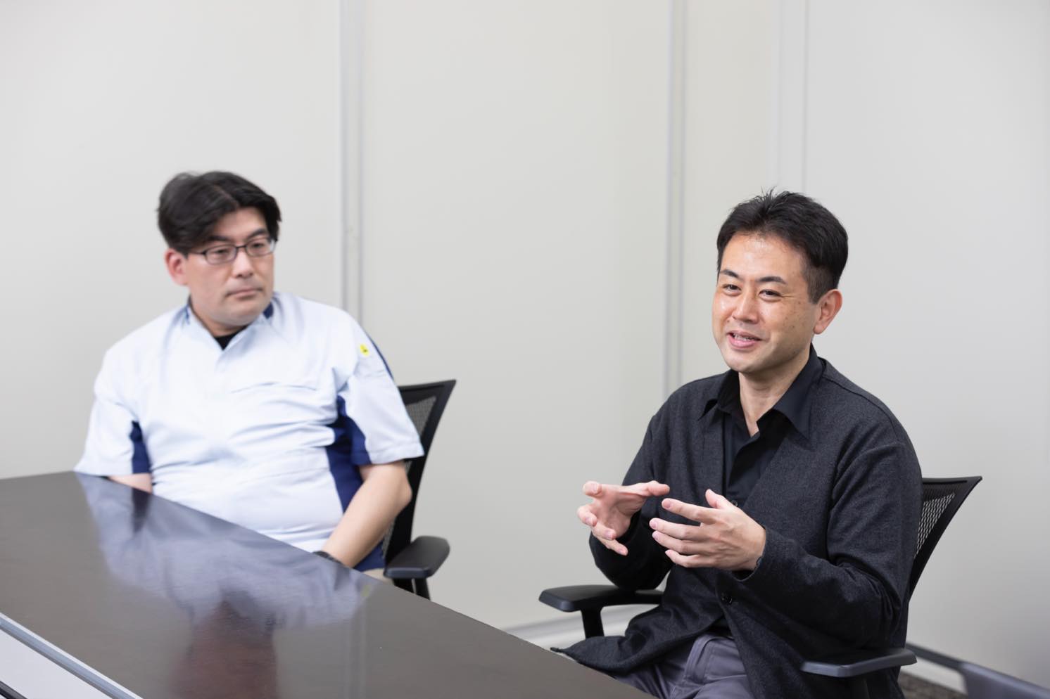 マニュファクチャリングイノベーション本部 生産・環境技術研究所 セルロースエコマテリアル開発担当 名木野俊文氏と、くらしプロダクトイノベーション本部 デザインセンター CMFデザイナー 永田尚氏 | Make New Magazine「未来の定番」をつくるために、パナソニックのリアルな姿を伝えるメディア