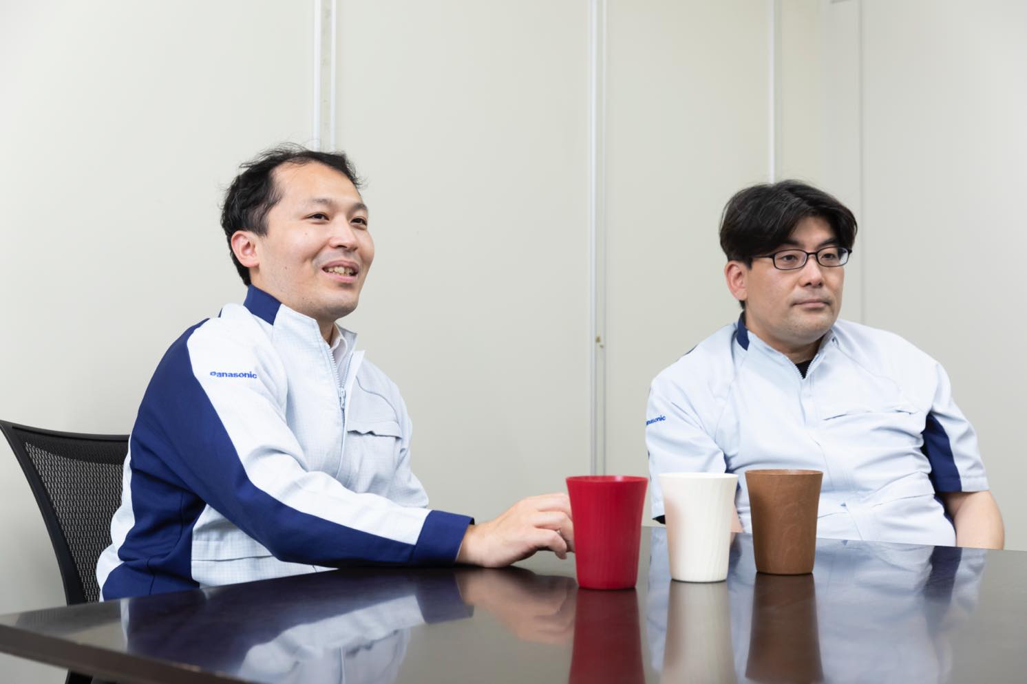マニュファクチャリングイノベーション本部 成形技術開発センター 成形技術開発・事業 企画責任者 山本英郎氏と、マニュファクチャリングイノベーション本部 生産・環境技術研究所 セルロースエコマテリアル開発担当 名木野俊文氏 | Make New Magazine「未来の定番」をつくるために、パナソニックのリアルな姿を伝えるメディア