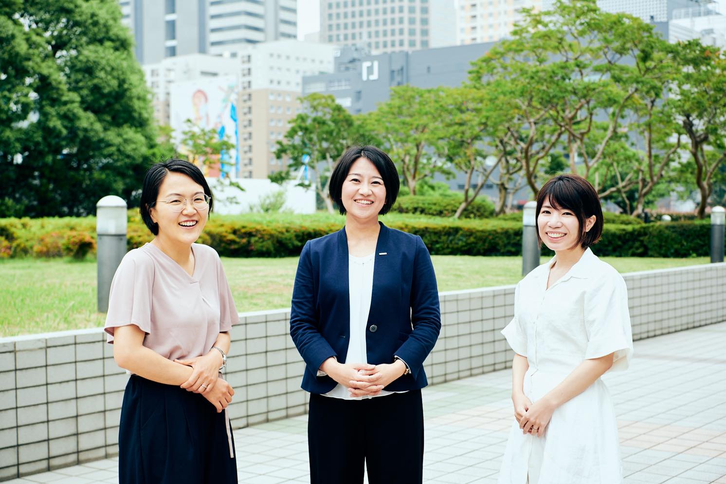 パナソニック エコシステムズ株式会社 IAQBU日本事業 家電マーケティング部 マーケティング企画課 主幹 田頭 裕子(たがしら ゆうこ)氏(真ん中)と、パナソニック株式会社コンシューマーマーケティング ジャパン本部で 「ジアイーノ」の広報を担当している守山 みずき(もりやま みずき)氏(右)、宣伝を担当している榎本 悦子(えのもと えつこ)氏(右) | Make New Magazine「未来の定番」をつくるために、パナソニックのリアルな姿を伝えるメディア