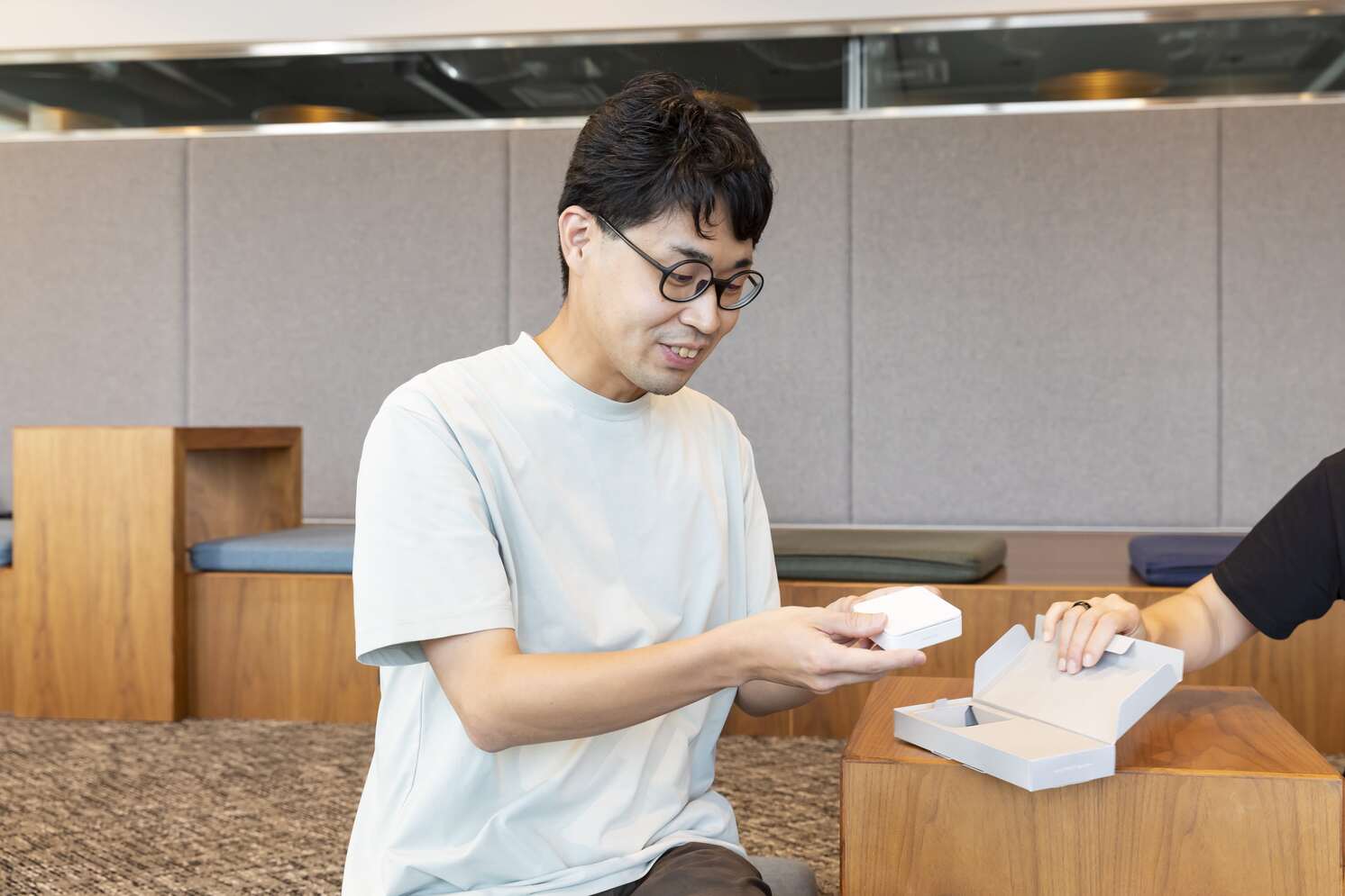 ベッドサイドセンサーを手に持つ、太田氏 | Make New Magazine「未来の定番」をつくるために、パナソニックのリアルな姿を伝えるメディア