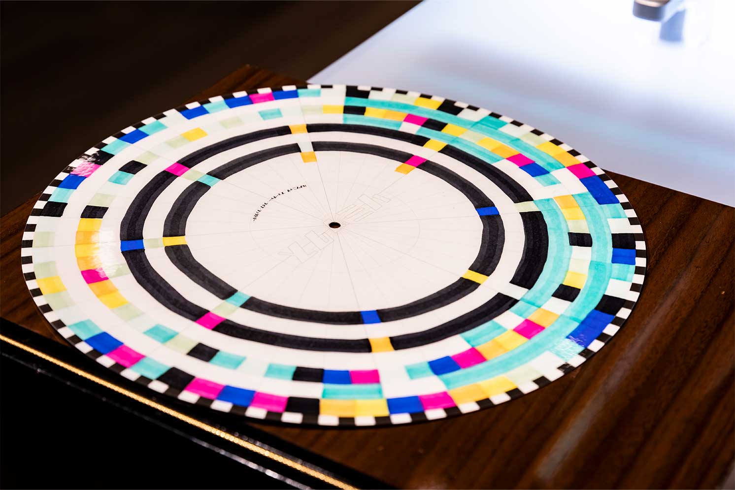 欠損していたレコードプレーヤーの部分に、新しく造作されたターンテーブル | Make New Magazine「未来の定番」をつくるために、パナソニックのリアルな姿を伝えるメディア