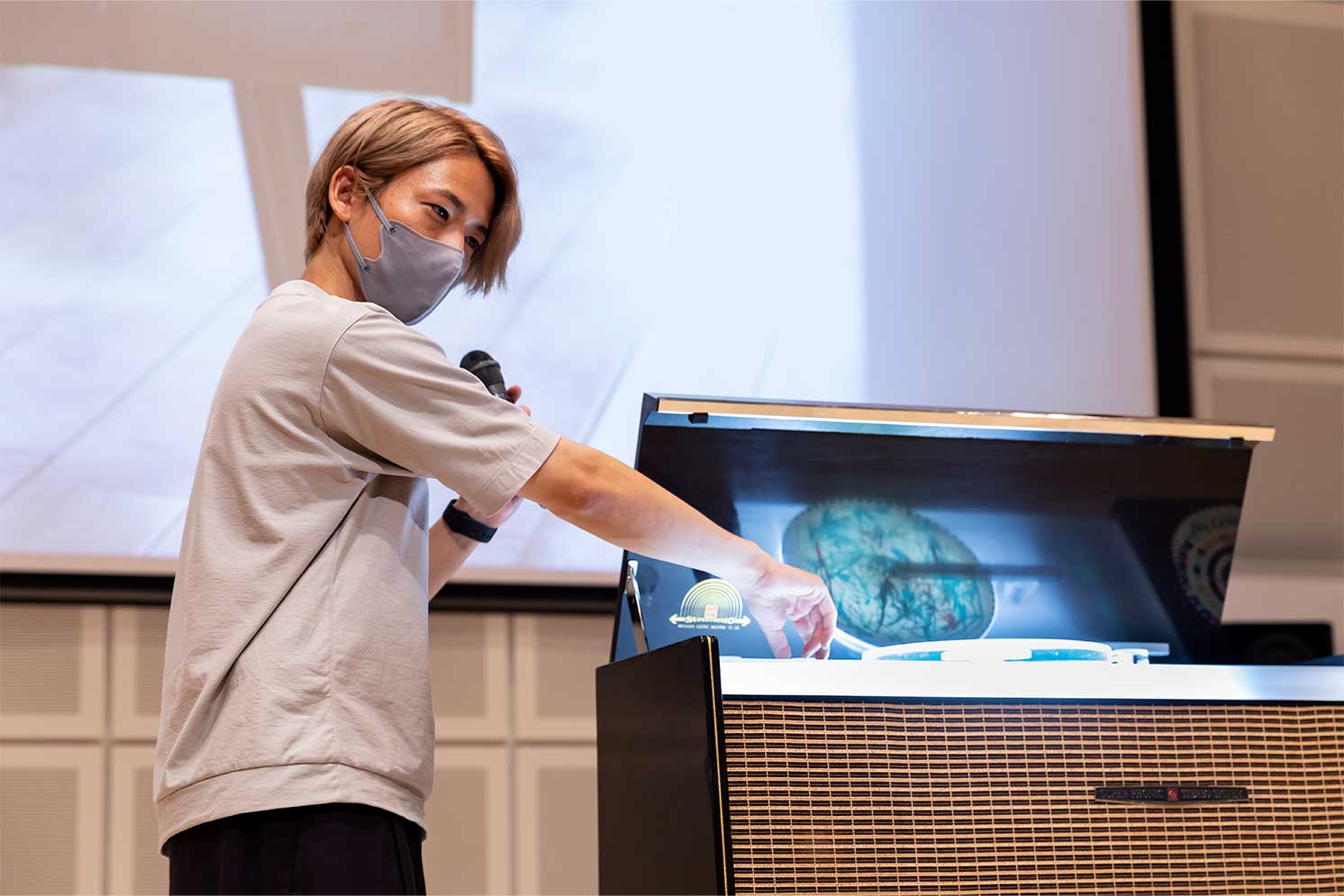 ターンテーブルの仕組みを説明する鈴木慶太氏 | Make New Magazine「未来の定番」をつくるために、パナソニックのリアルな姿を伝えるメディア