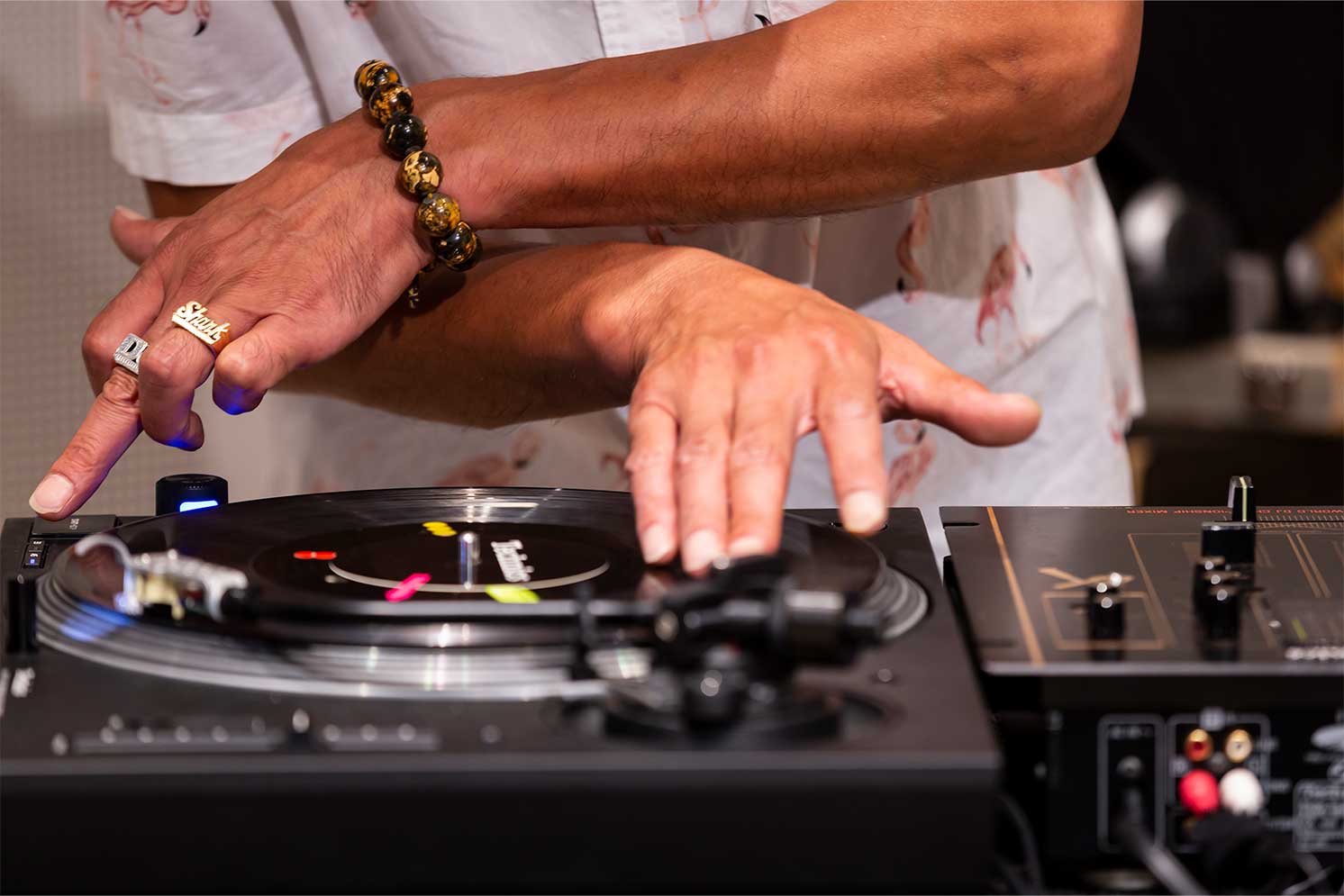 DJ SHARK氏がターンテーブルを動かす様子 | Make New Magazine「未来の定番」をつくるために、パナソニックのリアルな姿を伝えるメディア